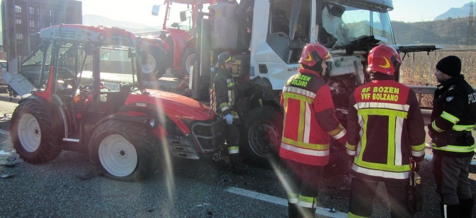 Un camion con rimorchio sbanda e si scontra con un furgone